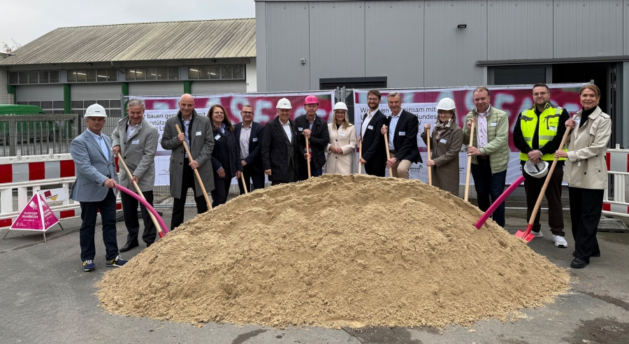 Machen den symbolischen ersten Spatenstich für das 21,7 Millionen Euro Projekt - Gastgeber Mathias Schlotmann (Schlotmann GmbH), Michael Berens (Bürgermeister Sennegemeinde Hövelhof), Jens Kronsbein (Abteilungsleiter Bezirksregierung Detmold), Britta Scheffs (Ministerium für Wirtschaft, Industrie, Klimaschutz und Energie des Landes NRW), Martin Westermeier (Fachbereichsleiter Stadt Salzkotten), Landrat Christoph Rüther, Dr. Frank Schmidt (Telekom Deutschland GmbH), Ursula Berhorst-Schäfers (Bürgermeisterin Stadt Bad Wünnenberg), Moritz Vor dem Berge (Projektträger Aconium GmbH), Robert Siemensmeier (stellvertretender Bürgermeister Stadt Paderborn), Ute Dülfer (Bürgermeisterin Stadt Lichtenau), Ulrich Lange (Bürgermeister Stadt Bad Lippspringe), Petar Zaric (Infra-Kabel GmbH & Co. KG), Edith Rehmann-Decker (Amtsleitung Wirtschaft & Tourismus, Kreis Paderborn) © Kreis Paderborn, Melina Schneider